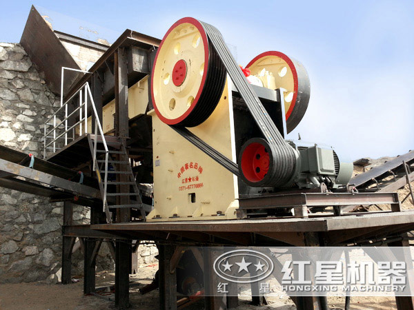顎式破碎機(jī)環(huán)保加工現(xiàn)場(chǎng)