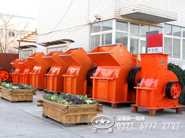 河南紅星小型錘式破碎機(jī)廠家廠區(qū)一角