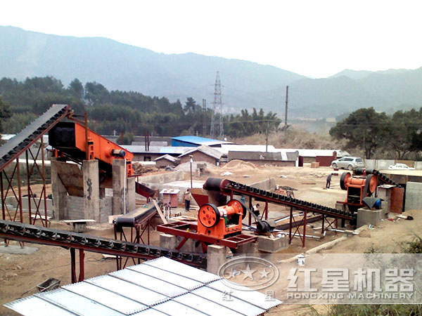 顎式破碎機(jī)工作現(xiàn)場(chǎng)