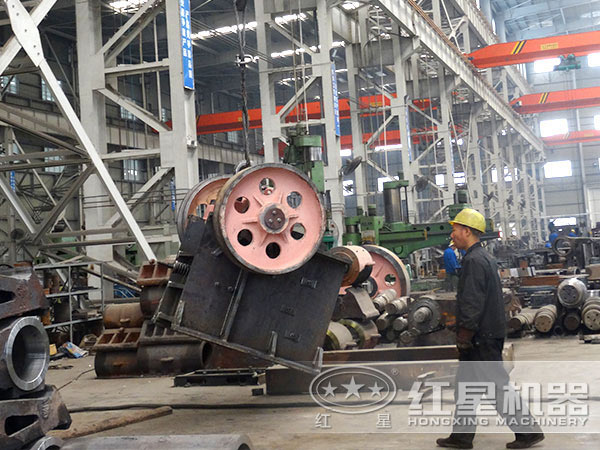 顎式破碎機(jī)生產(chǎn)車間