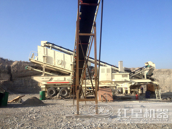 流動式建筑垃圾粉碎機加工現(xiàn)場