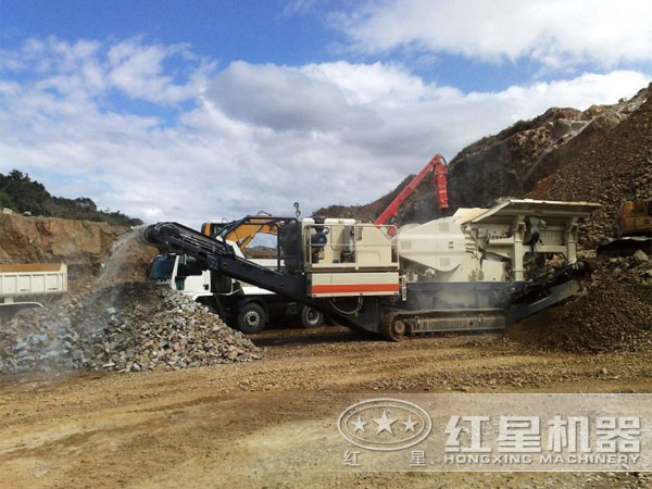 移動式軋石機(jī)加工現(xiàn)場實(shí)拍圖