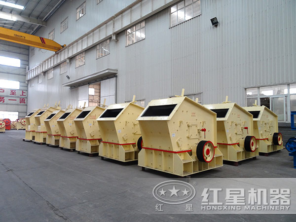 河南反擊式碎石機(jī)廠家車間一角