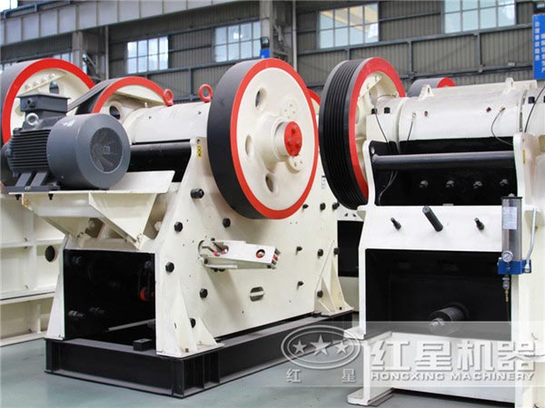 成套加工設(shè)備之一顎式破碎機(jī)
