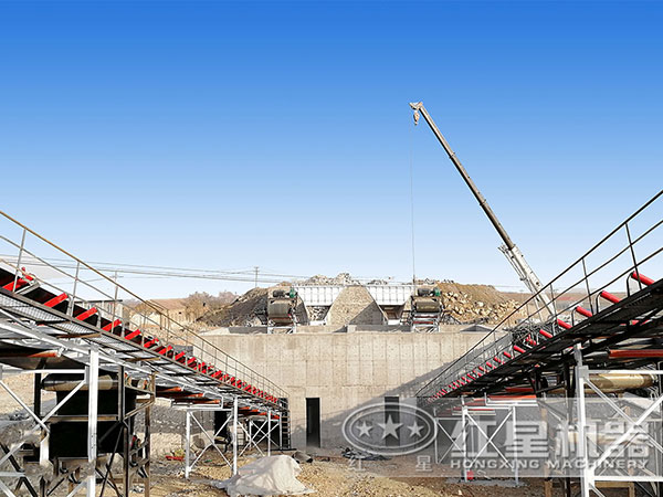 “塵土飛揚(yáng)”變身“山青水綠”，高性能的顎式破碎機(jī)助礦山采石場(chǎng)逆襲