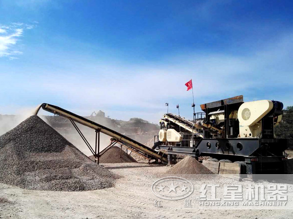 300噸移動(dòng)式顎式破碎機(jī)加工現(xiàn)場(chǎng)