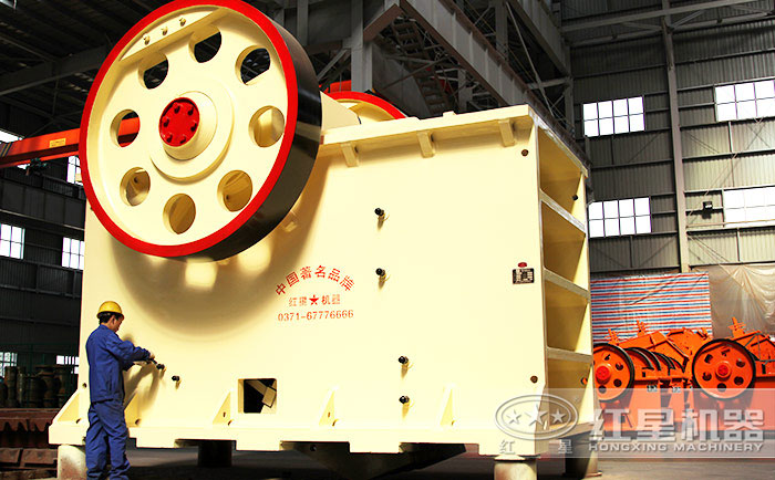 大型顎式碎石機生產(chǎn)車間