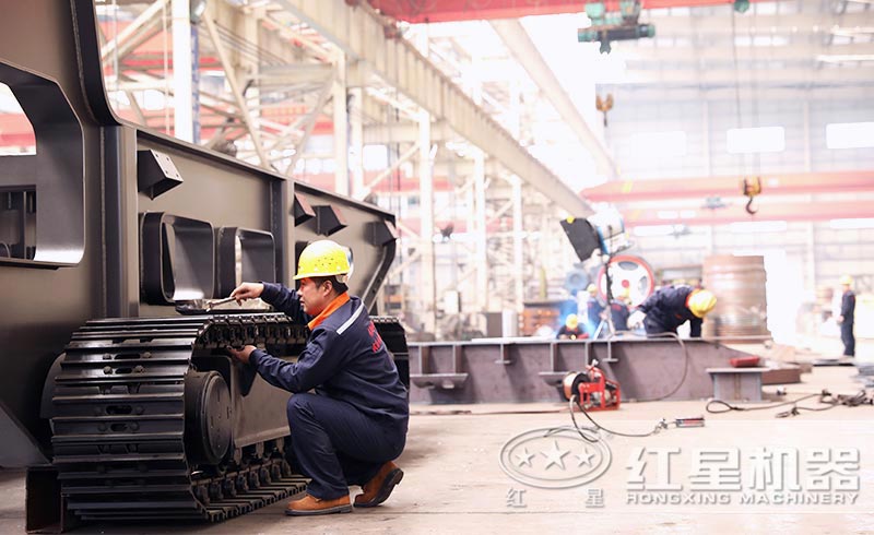 破碎機車間工人作業(yè)