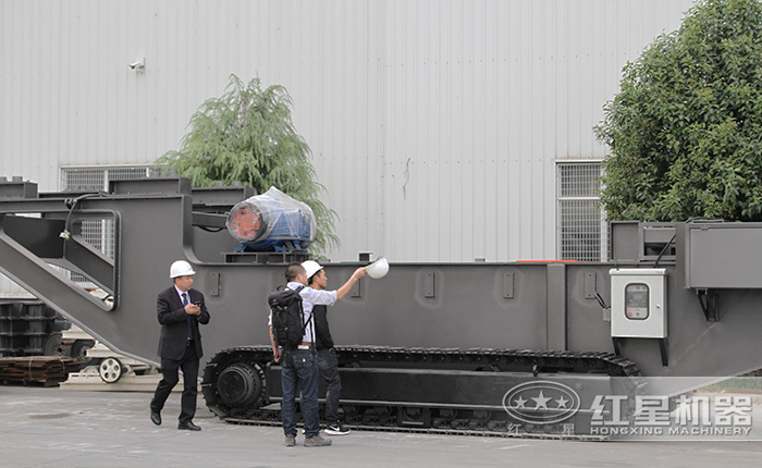 客戶參觀考察流動(dòng)式破碎機(jī)