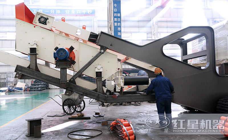 移動(dòng)履帶一體式打沙機(jī)不懼艱險(xiǎn)，上坡下溝樣樣行