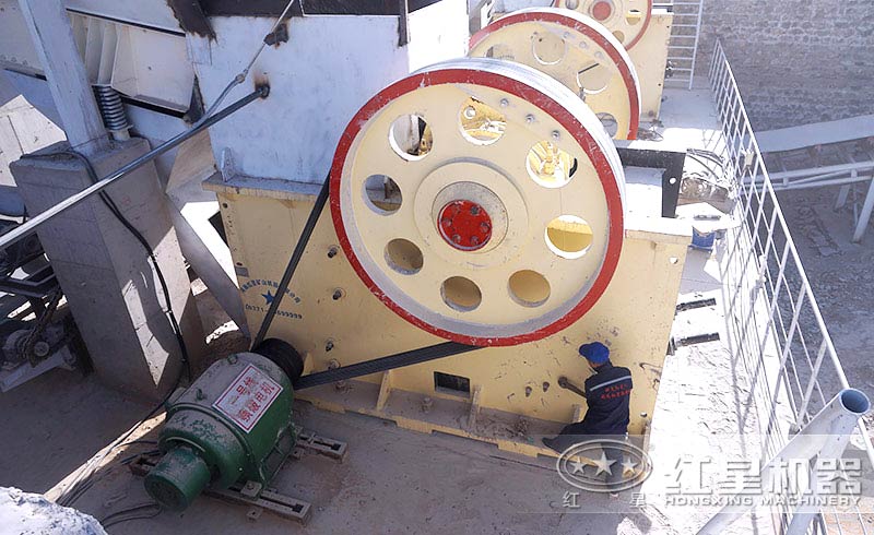 大型顎式破碎機(jī)作業(yè)現(xiàn)場