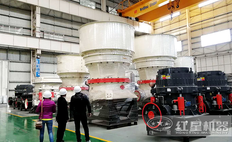 客戶到紅星機(jī)器生產(chǎn)車間參觀圓錐破碎機(jī)