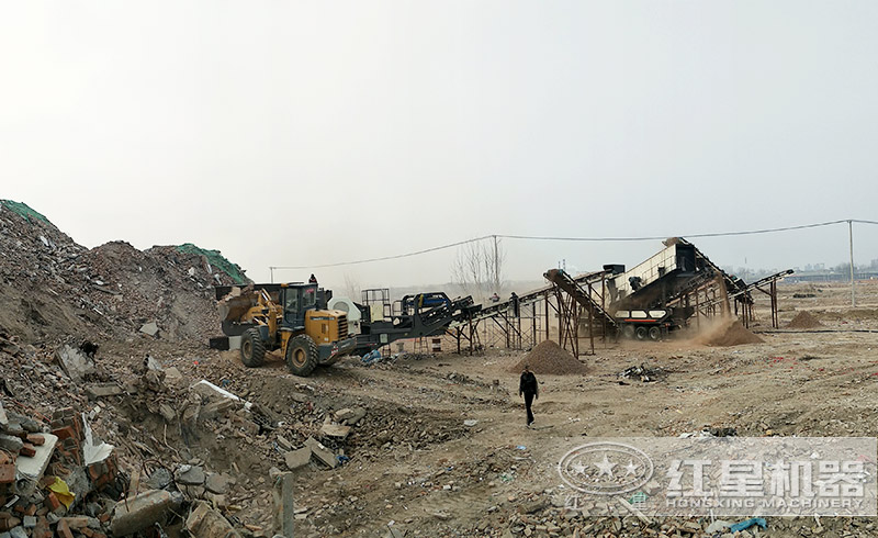 建筑垃圾廢物粉碎用什么設(shè)備？流動碎石機輕松搞定