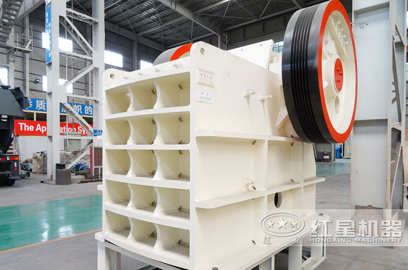 花崗巖用什么機(jī)器破碎好，花崗巖石頭破碎機(jī)現(xiàn)場(chǎng)加工視頻