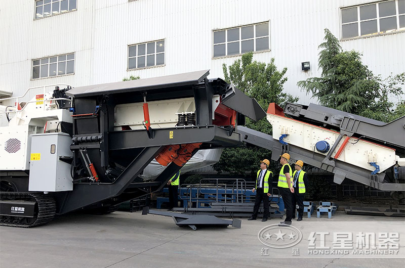 客戶參觀顎式破碎機(jī)中
